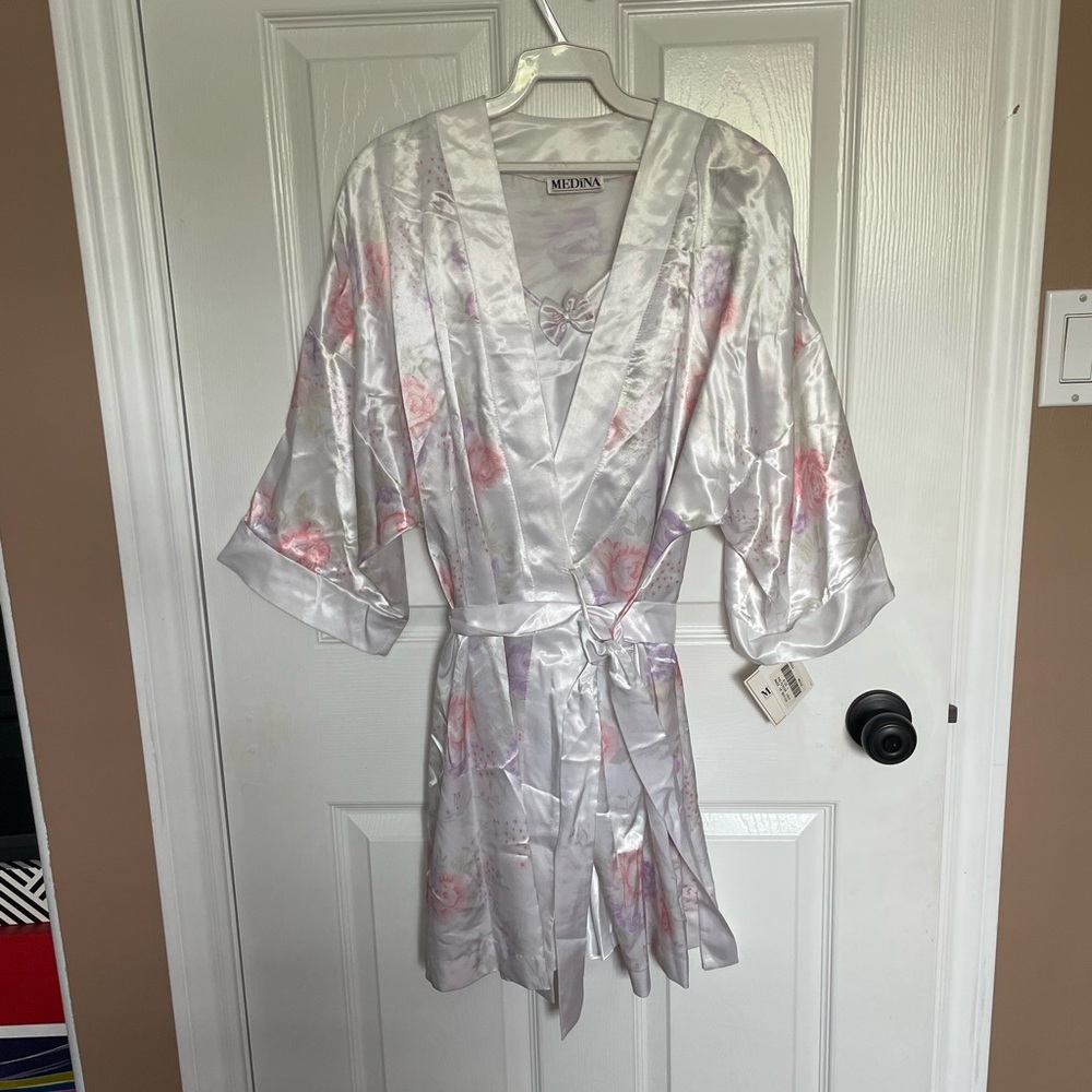 NWT--White chemise with matching floral robe